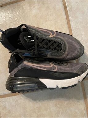 Women’s Nike 2090
Size 7
